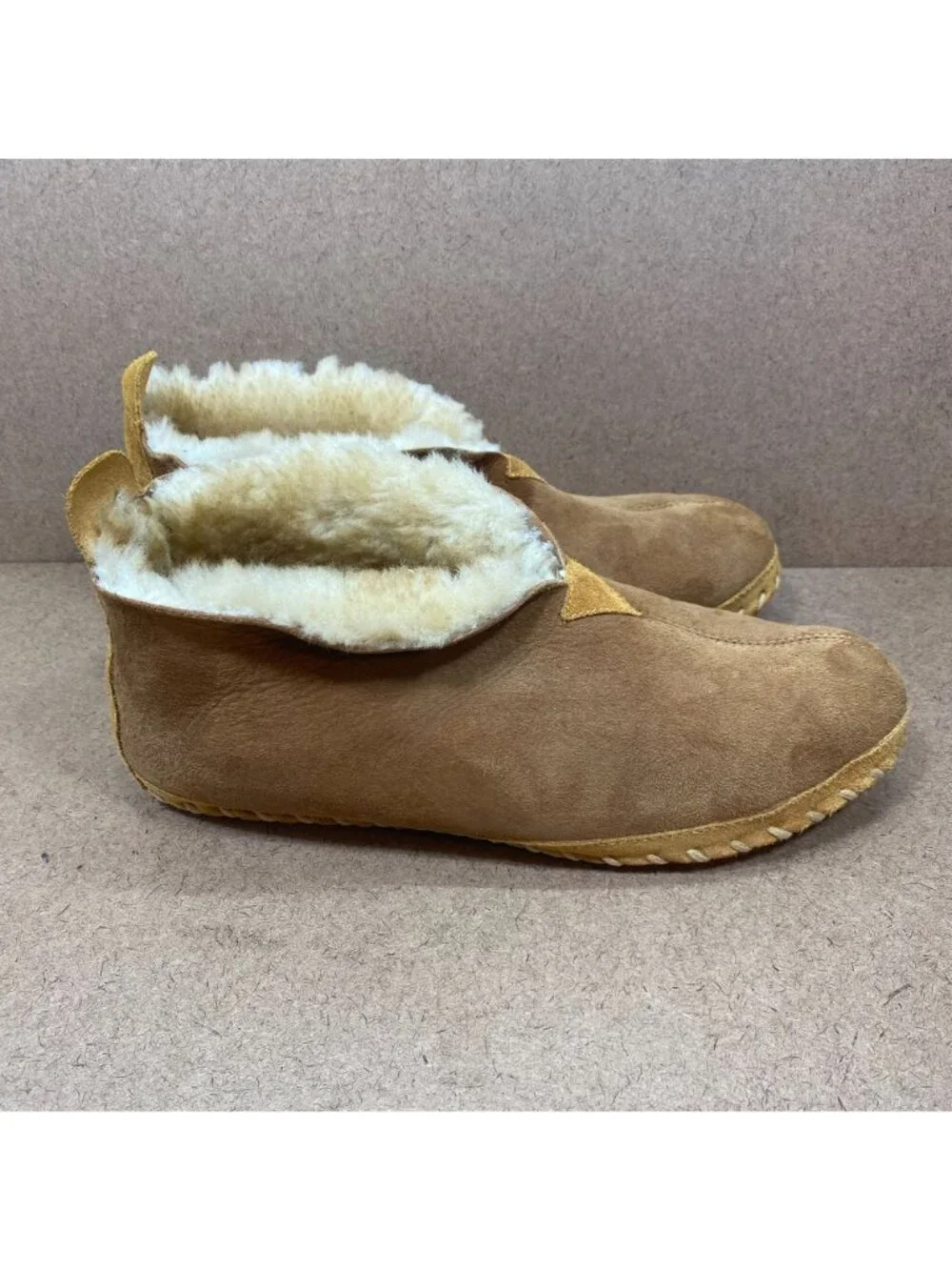 L.L.Bean Mens Wicked Good Lodge Chukkas Shearling-Lined Suede SZ 11 Tan Slippers